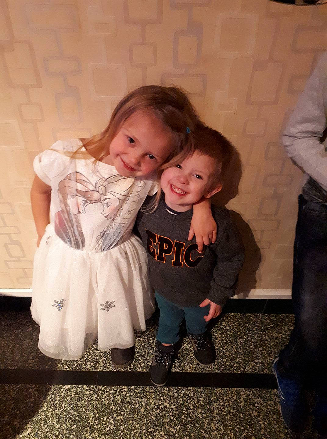 Sonia a rejoint le concours — aidez-le/la à gagner de superbes lots ! child, daughter, day, family, fun, girl, happiness, infant, interaction, joy, people, person, photograph, product, sibling, skin, smile, snapshot, standing, textile