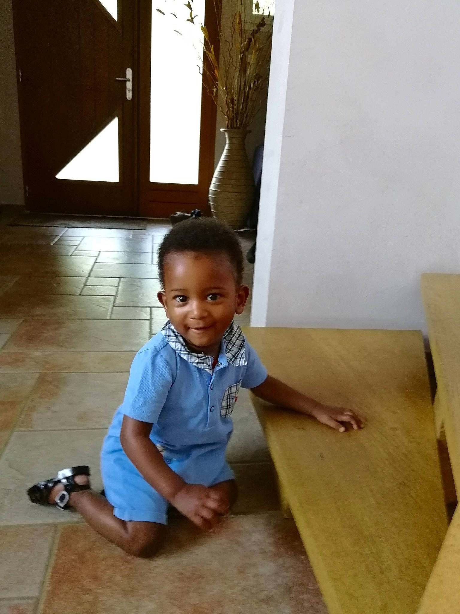 Anthony a rejoint le concours — aidez-le/la à gagner de superbes lots ! child, floor, flooring, hardwood, joy, laminate_flooring, person, play, room, sitting, standing, toddler, wood, wood_flooring