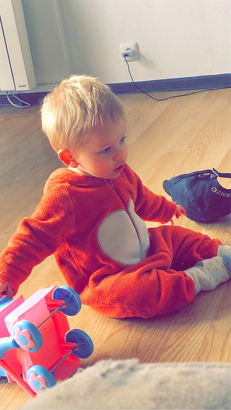 Giovanni a rejoint le concours — aidez-le/la à gagner de superbes lots ! baby, baby_playing_with_toys, baby_toddler_clothing, baby_toys, blue, carmine, child, comfort, finger, floor, flooring, fun, hardwood, luggage_and_bags, orange, person, play, sitting, toddler, toy