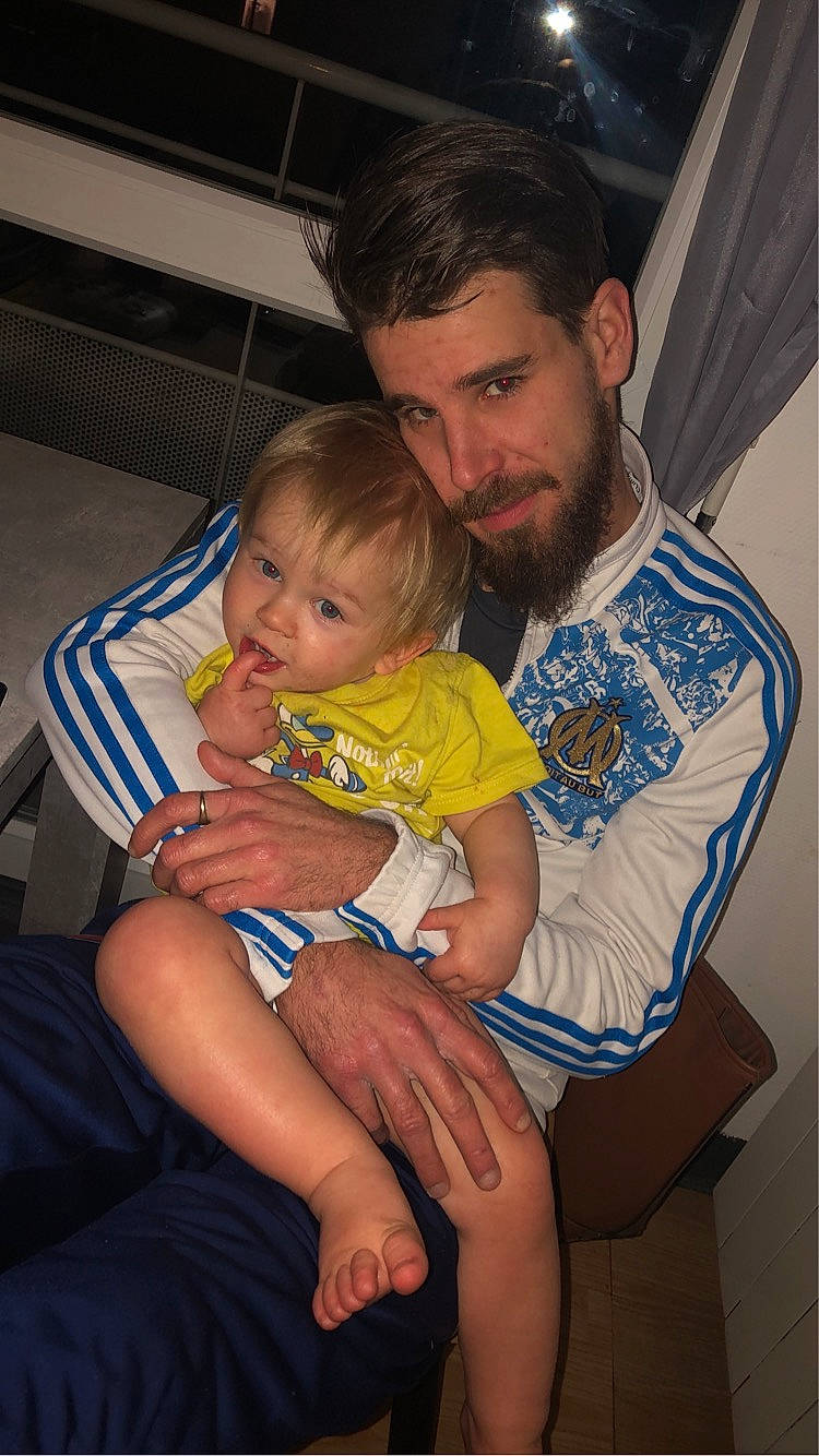 Giovanni participe au concours pour gagner de l'argent avec cette photo : arm, baby, chair, cheek, comfort, eye, face, fun, hair, hairstyle, head, iris, lap, leg, mouth, organ, person, skin, thigh, toddler