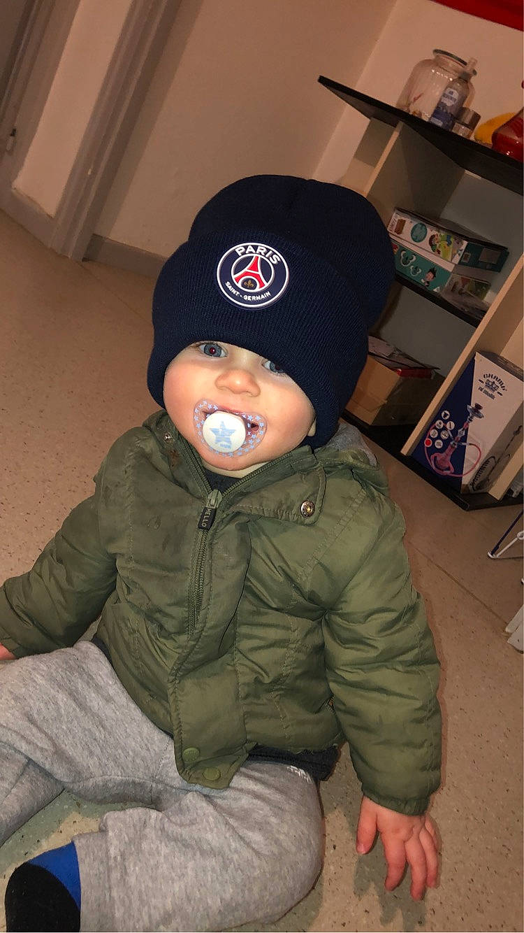 Giovanni participe au concours pour gagner de l'argent avec cette photo : baby, baby_toddler_clothing, baseball_cap, beanie, cap, cheek, child, chin, comfort, cool, eye, hat, head, headgear, headwear, human_body, jacket, mouth, person, personal_protective_equipment