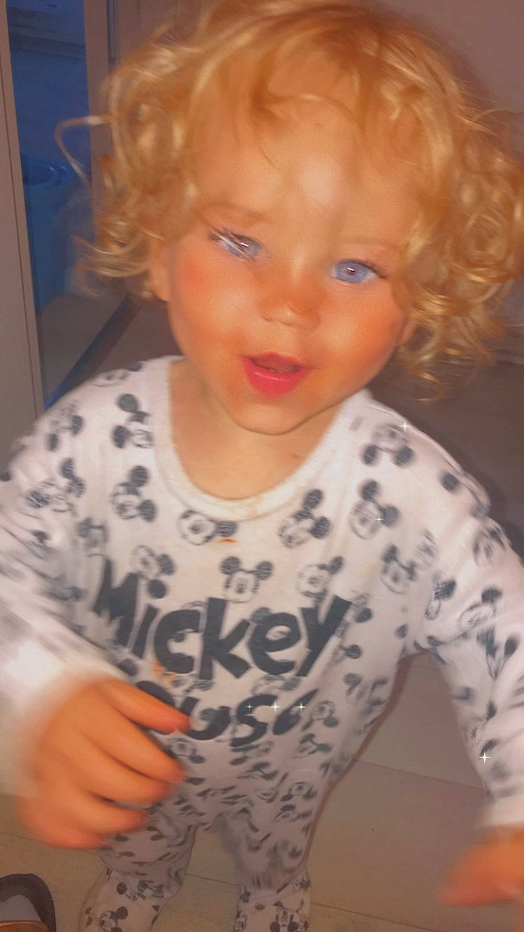 Julia participe au concours pour gagner de l'argent avec cette photo : cheek, chin, eye, eyebrow, facial_expression, forehead, hair, hairstyle, head, jaw, lip, mouth, neck, nose, organ, outerwear, person, shoulder, skin, sleeve