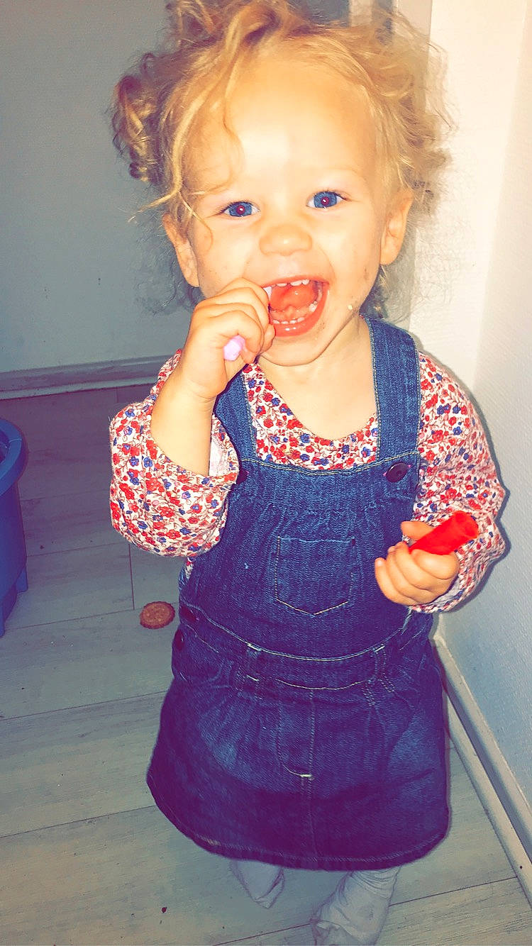 Julia a rejoint le concours — aidez-le/la à gagner de superbes lots ! arm, baby_toddler_clothing, blue, cheek, chin, clothing, dress, face, facial_expression, hair, hand, head, human_body, joint, lip, mouth, nose, organ, person, skin