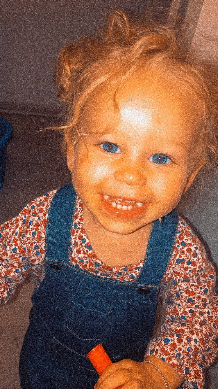 Julia a rejoint le concours — aidez-le/la à gagner de superbes lots ! baby_toddler_clothing, cheek, chin, clothing, ear, eyebrow, eyelash, face, facial_expression, forehead, hair, happy, iris, joy, lip, mouth, neck, nose, person, skin