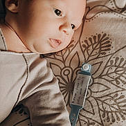 Antoine a rejoint le concours — aidez-le/la à gagner de superbes lots ! baby, infant, face, skin, eyes, clothing, sleeve, fabric, pattern, wristband, handwritten, bed, resting, closeup, newborn, person, young_child, soft_light, indoor, portrait