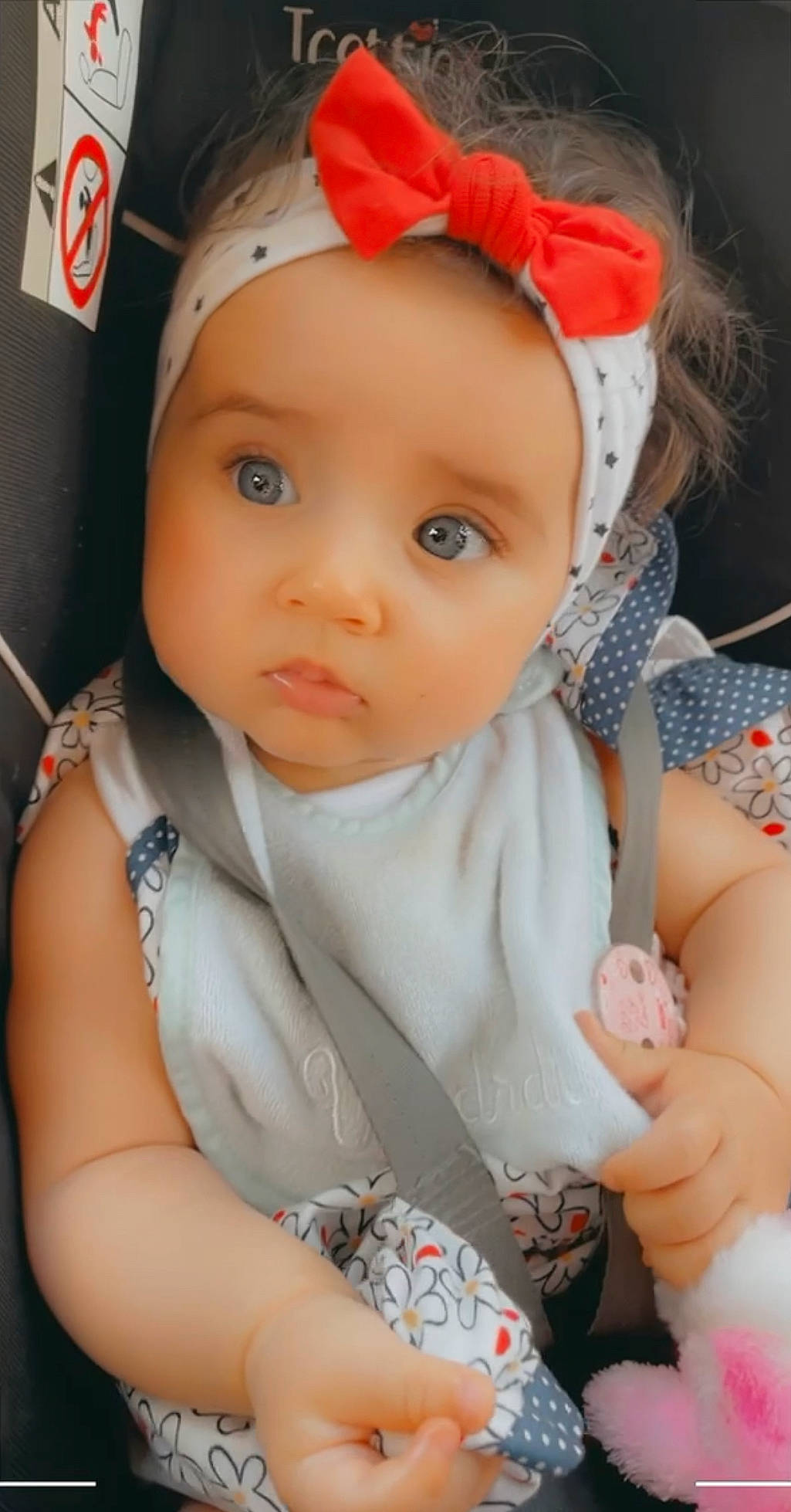 Sanaa a rejoint le concours — aidez-le/la à gagner de superbes lots ! arm, baby, baby_toddler_clothing, cap, cheek, child, comfort, eye, face, facial_expression, finger, hand, happy, headgear, iris, lip, pink, product, skin, toddler