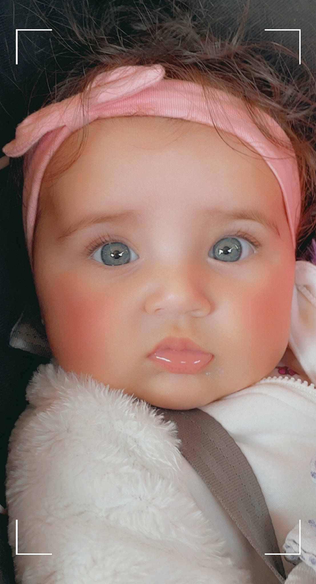 Sanaa a rejoint le concours — aidez-le/la à gagner de superbes lots ! baby, blond, cheek, chin, close_up, ear, eyebrow, eyelash, flash_photography, forehead, happy, iris, lip, mouth, neck, nose, person, pink, skin, toddler