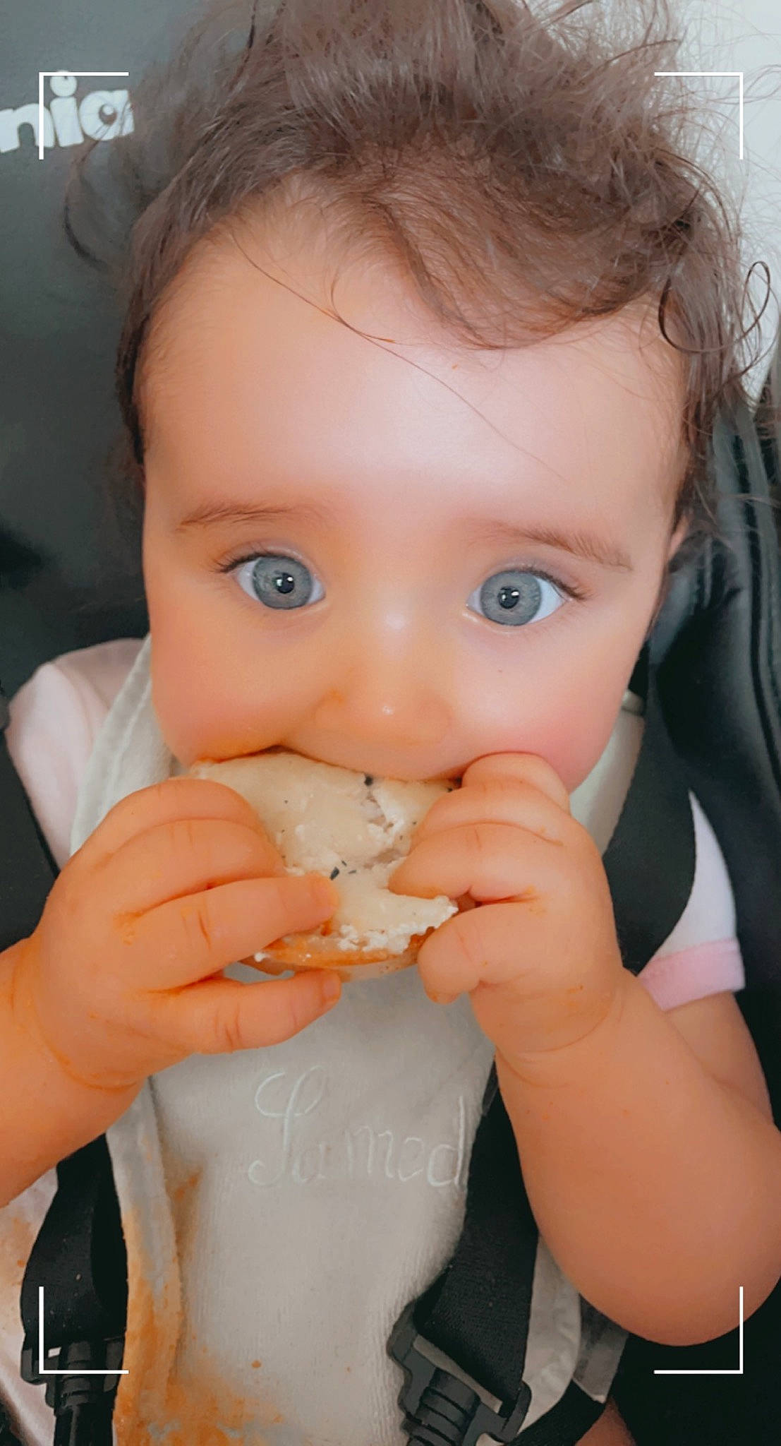 Sanaa a rejoint le concours — aidez-le/la à gagner de superbes lots ! baby, baby_grabbing_for_something, baby_playing_with_food, baby_toddler_clothing, cheek, eyebrow, eyelash, finger, food_craving, gesture, hand, iris, lip, mouth, nail, neck, nose, person, skin, thumb