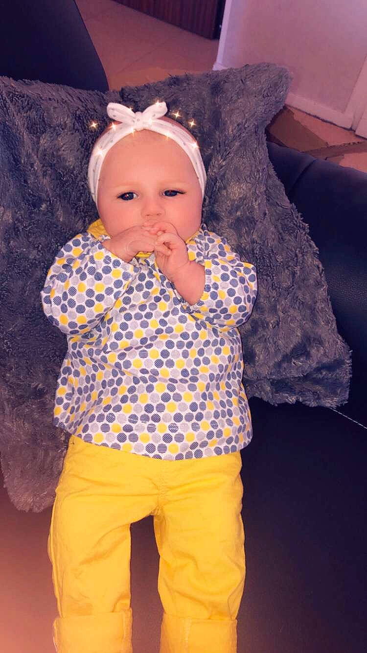 Aïden a rejoint le concours — aidez-le/la à gagner de superbes lots ! baby, cheek, child, head, nose, pattern, person, skin, toddler, yellow