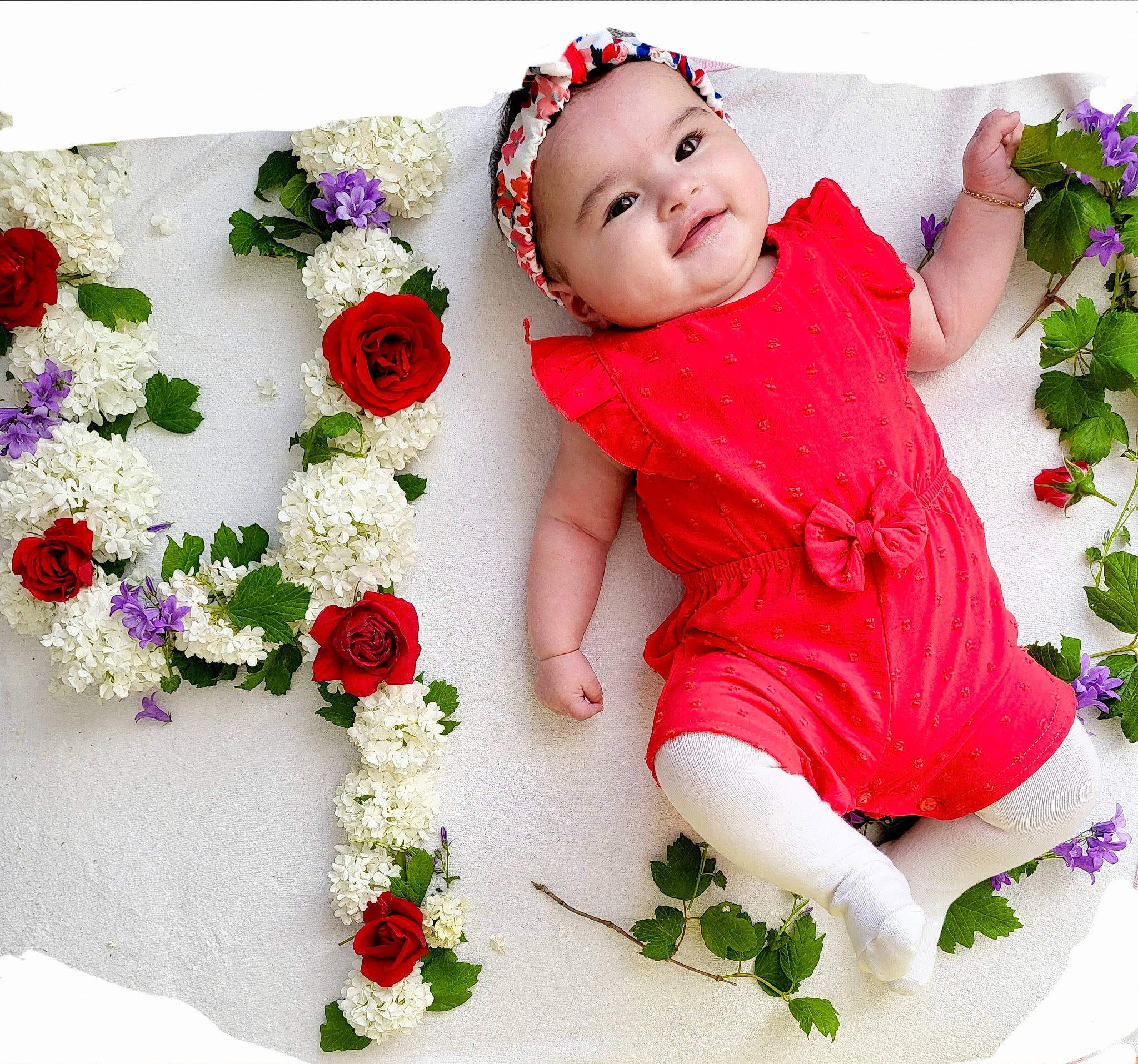 Aylis a rejoint le concours — aidez-le/la à gagner de superbes lots ! arm, baby, baby_toddler_clothing, face, flower, hand, happy, headwear, joy, leaf, magenta, people_in_nature, person, petal, pink, plant, product, sleeve, smile, t_shirt