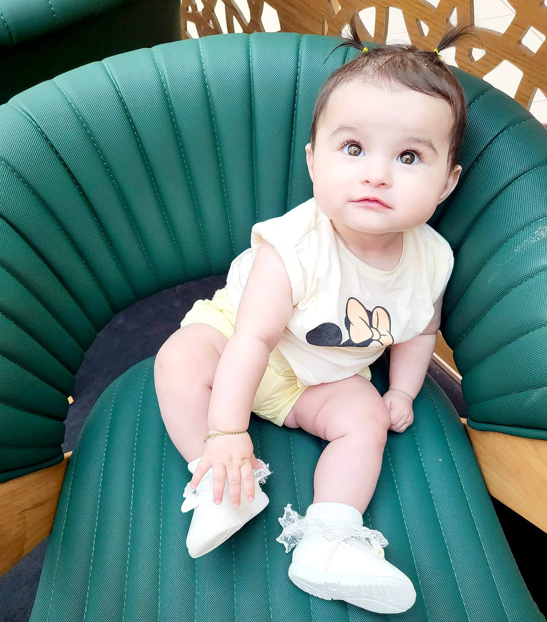 Aylis participe au concours pour gagner de l'argent avec cette photo : baby, baby_toddler_clothing, comfort, cool, flash_photography, foot, fun, grass, happy, human_body, human_leg, knee, lap, leg, person, sitting, skin, sleeve, sock, thigh