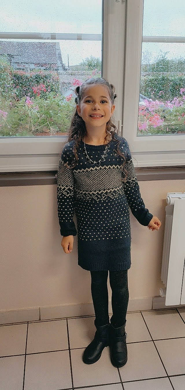 Alizée a rejoint le concours — aidez-le/la à gagner de superbes lots ! blazer, denim, fashion, fashion_design, hair, jewellery, joint, joy, knee, neck, outerwear, person, plaid, plant, shoulder, sleeve, smile, standing, street_fashion, textile