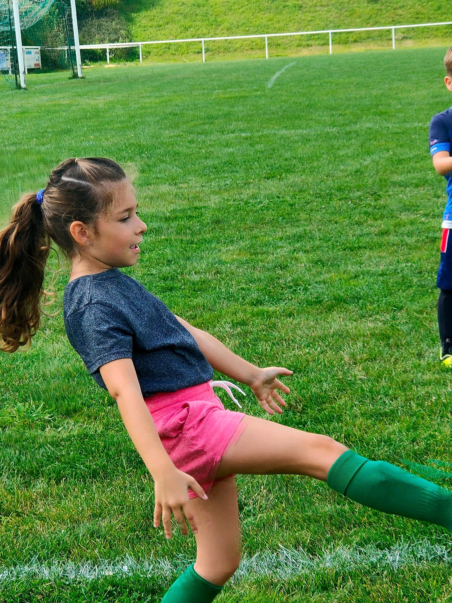 Alizée a rejoint le concours — aidez-le/la à gagner de superbes lots ! fun, grass, grass_family, grassland, happy, human_leg, knee, lawn, leisure, long_hair, people_in_nature, person, plant, player, recreation, shorts, sportswear, summer, t_shirt, thigh