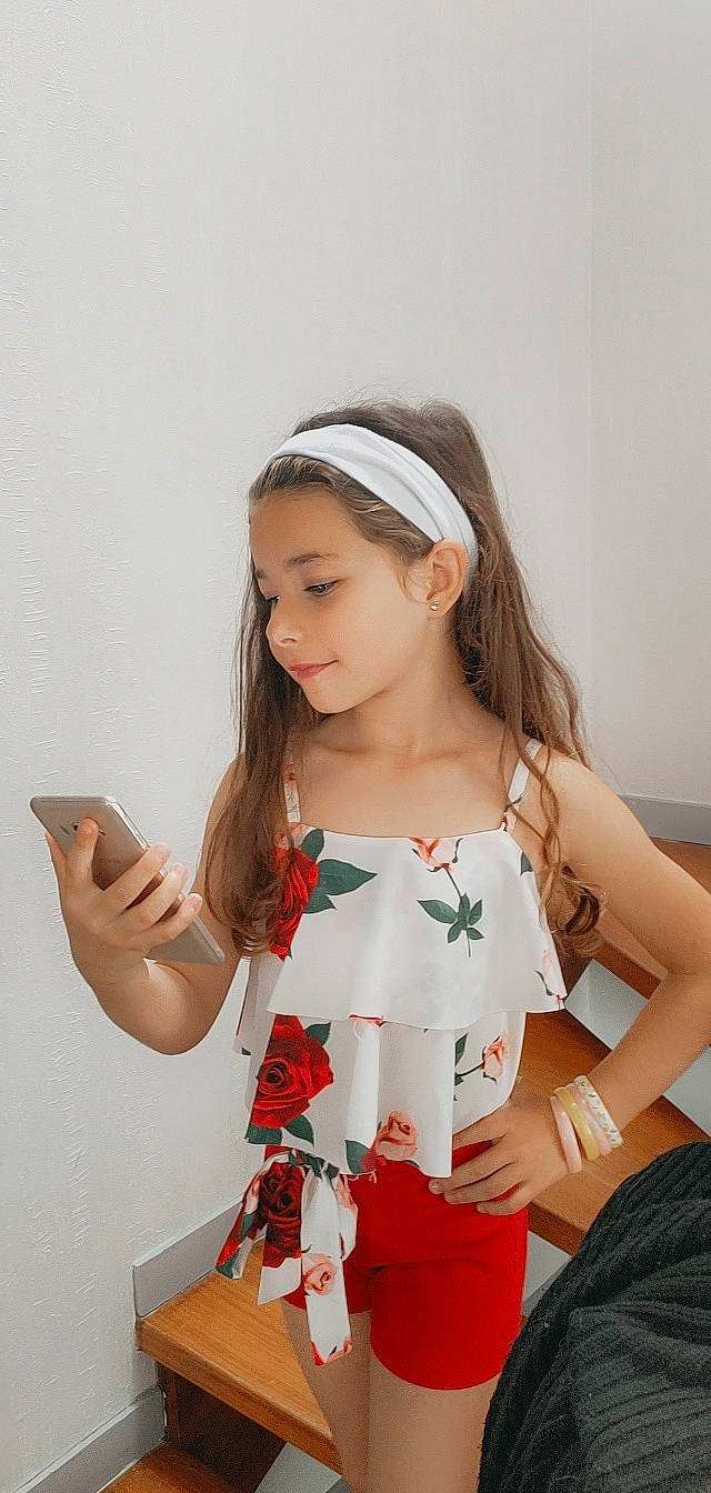 Alizée participe au concours pour gagner de l'argent avec cette photo : day_dress, dress, fashion_design, finger, formal_wear, gesture, hairstyle, happy, jewellery, long_hair, nail, neck, outerwear, person, skin, sleeve, street_fashion, textile, thigh, trunk