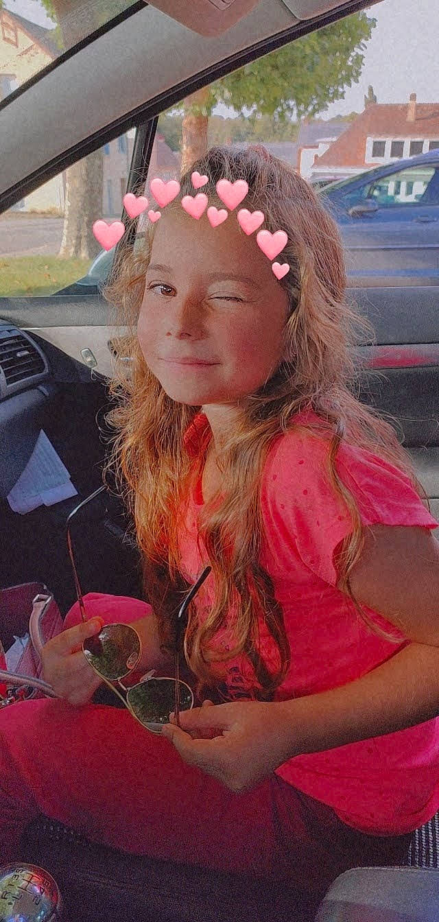 Alizée a rejoint le concours — aidez-le/la à gagner de superbes lots ! brown_hair, cool, event, eyewear, fashion_accessory, fun, grass, hair, happy, headband, headgear, headpiece, headwear, jewellery, lip, long_hair, magenta, necklace, person, pink