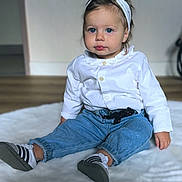 Ambre participe au concours pour gagner de l'argent avec cette photo : baby, blue_eyes, casual_clothing, child, cozy, cute, denim_jeans, floor, hands, headband, indoor, person, portrait, rug, sitting, sneakers, soft_lighting, toddler, white_shirt, young_child
