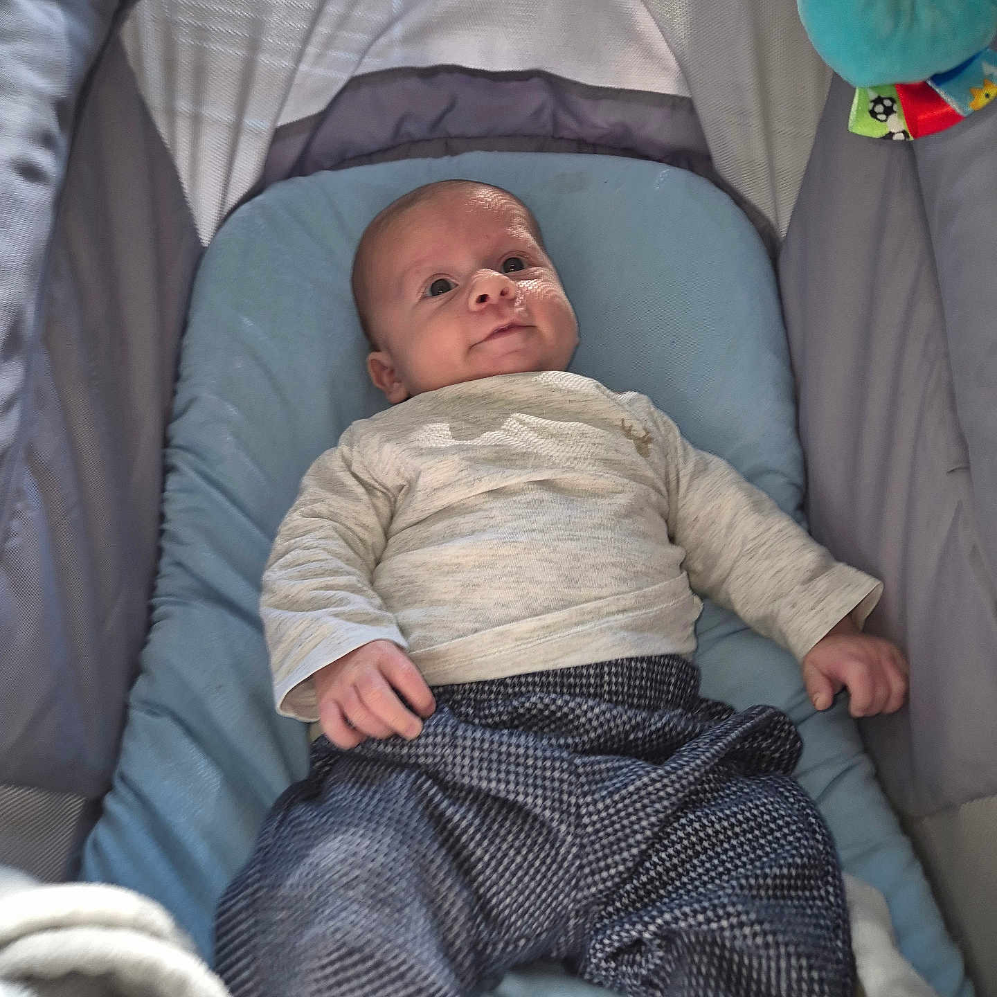 Mael participe au concours pour gagner de l'argent avec cette photo : baby, bassinet, blue, clothing, cute, face, furniture, happy, indoors, infant, infant_clothing, laying_down, light, looking_up, person, plush_toy, portrait, resting, smile, soft_fabric