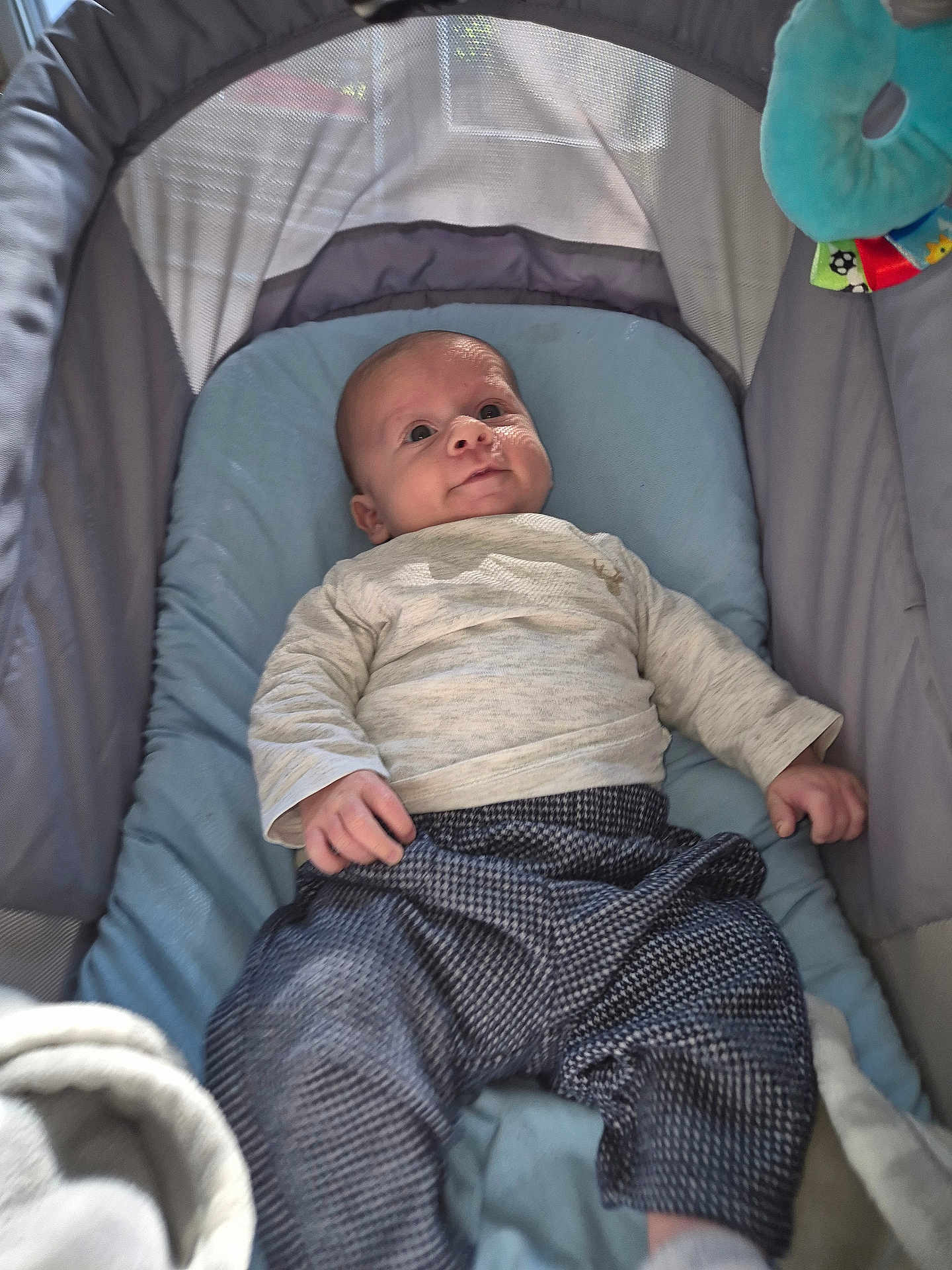 Mael participe au concours pour gagner de l'argent avec cette photo : baby, infant, bassinet, blue, clothing, cute, face, furniture, happy, indoors, infant_clothing, laying_down, light, looking_up, person, plush_toy, portrait, resting, smile, soft_fabric