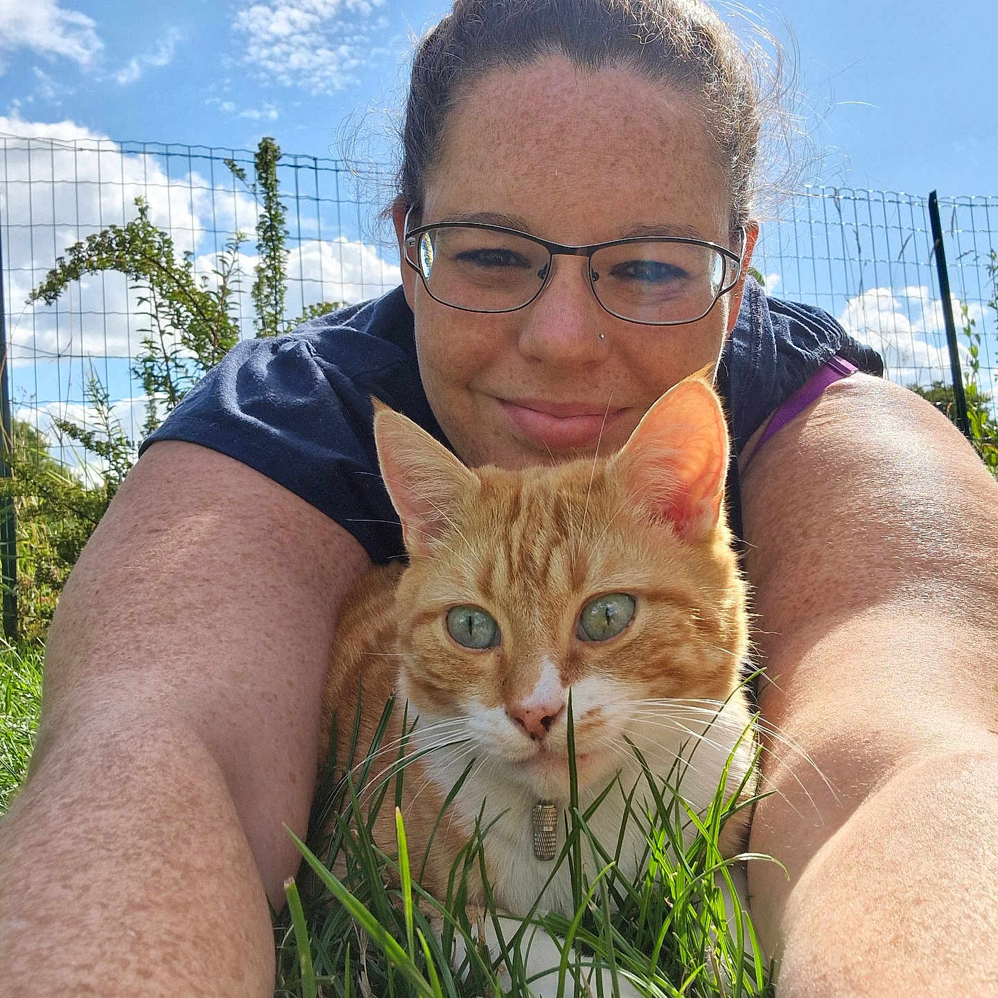 Orangina participe au concours pour gagner de l'argent avec cette photo : accessories, adult, animal, cat, face, glasses, grass, head, kitten, male, man, manx, nature, outdoors, person, pet, photography, plant, portrait, selfie