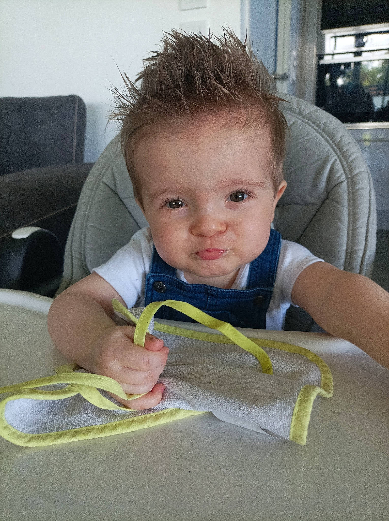 Tiago participe au concours pour gagner de l'argent avec cette photo : baby, baby_food, baby_toddler_clothing, biting, chair, child, comfort, comfort_food, eating, eyelash, fun, person, room, sitting, toddler