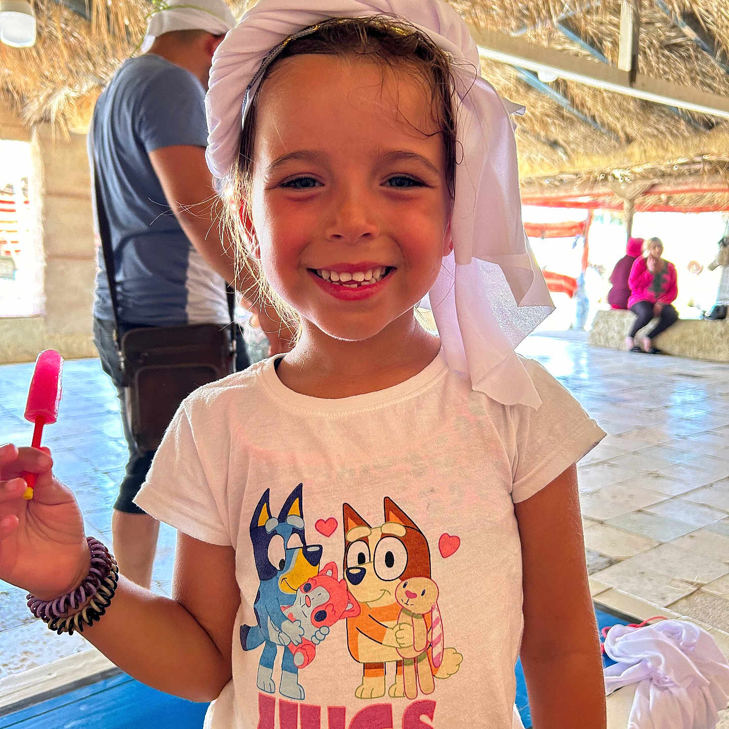 Celya participe au concours pour gagner de l'argent avec cette photo : accessories, bag, bodypart, child, clothing, cream, dessert, face, female, finger, food, girl, hand, handbag, hat, head, person, photography, portrait, t_shirt