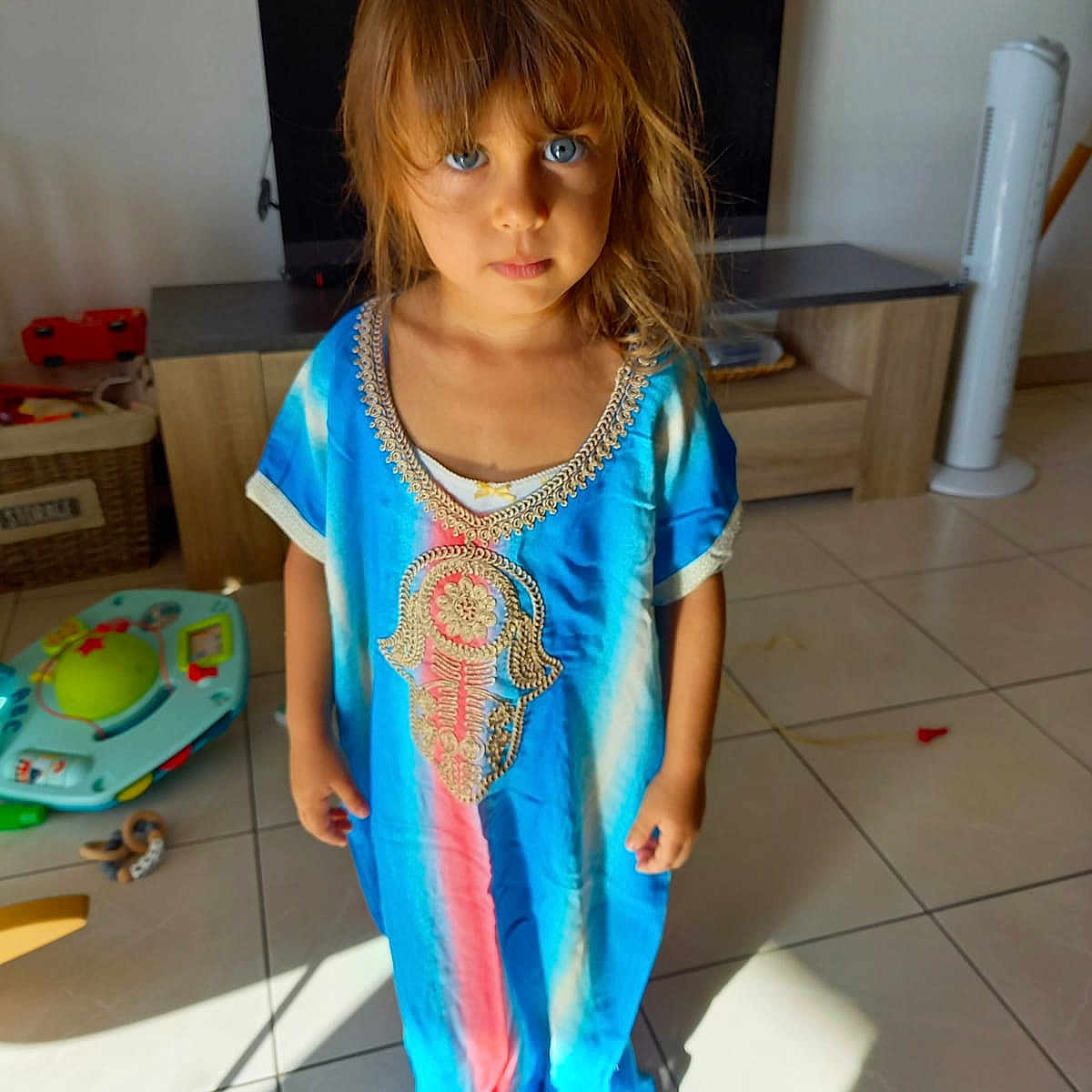 Meïlia participe au concours pour gagner de l'argent avec cette photo : child, clothing, computerhardware, costume, dress, electronics, face, female, girl, hair, hardware, head, monitor, person, photography, portrait, screen, sleeve, standing, tv