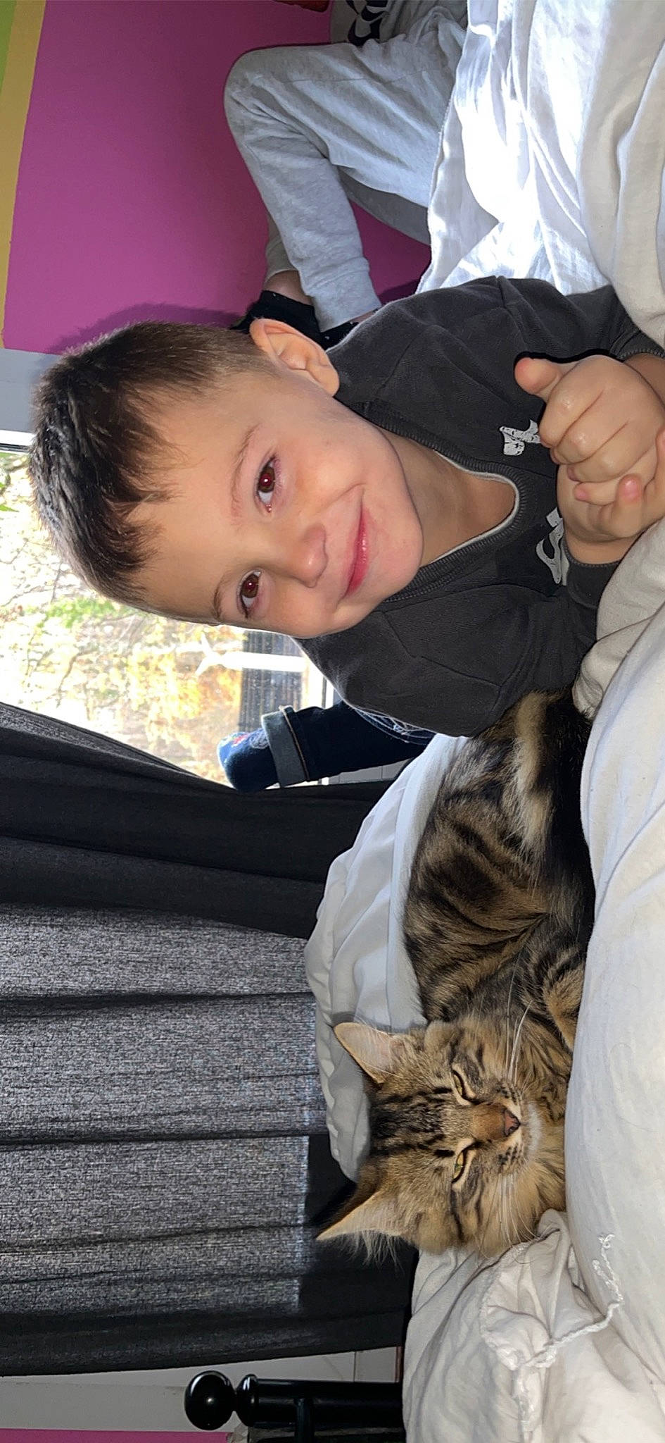 Axel participe au concours pour gagner de l'argent avec cette photo : baby_toddler_clothing, carnivore, cat, cheek, child, chin, felidae, fun, fur, happy, joy, mouth, organ, person, sitting, skin, small_to_medium_sized_cats, smile, snapshot, toddler