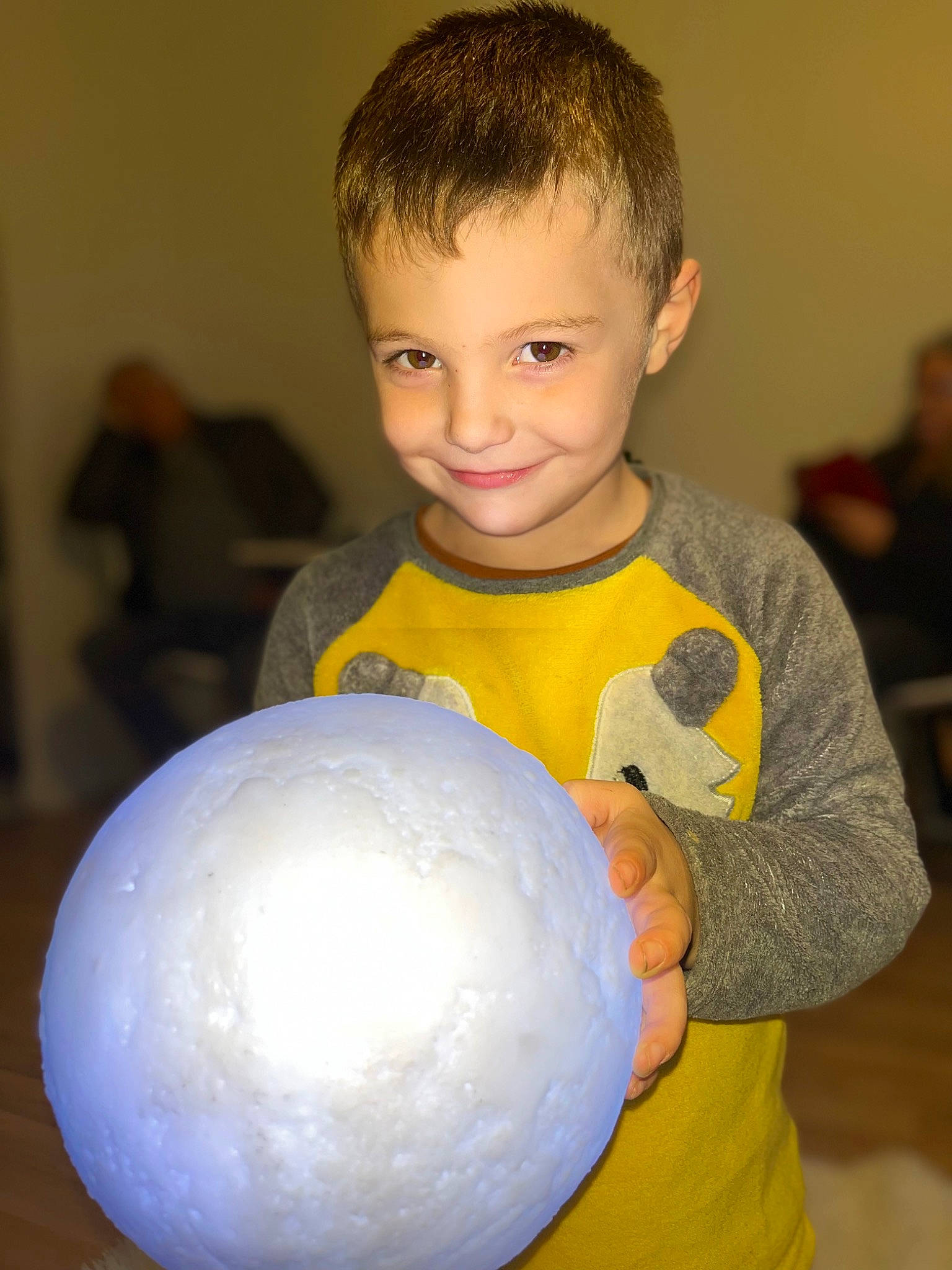 Axel participe au concours pour gagner de l'argent avec cette photo : arm, astronomical_object, baby_toddler_clothing, ball, child, circle, event, flash_photography, fun, happy, joint, joy, party_supply, person, sleeve, smile, soccer_ball, sphere, standing, t_shirt