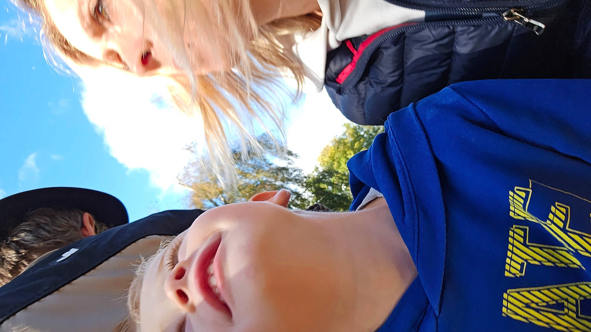 Lenzo a rejoint le concours — aidez-le/la à gagner de superbes lots ! black_hair, blond, child, electric_blue, eyelash, eyewear, finger, fun, gesture, grass, hairstyle, hand, happy, human, leisure, mammal, mouth, neck, person, plant