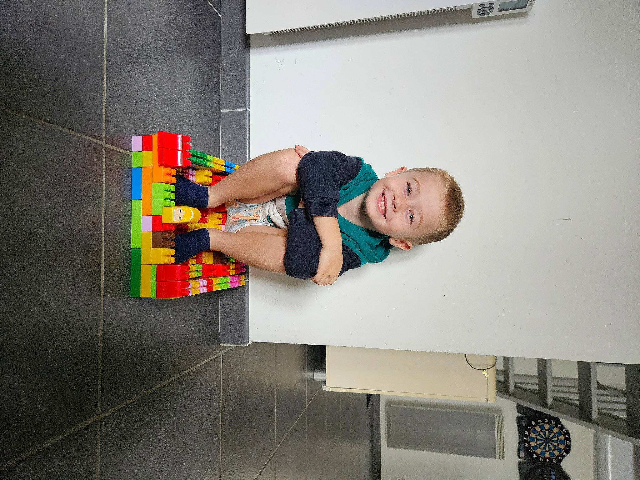 Lenzo a rejoint le concours — aidez-le/la à gagner de superbes lots ! art, child, composite_material, elbow, floor, flooring, joy, paint, person, plastic, rectangle, room, t_shirt, toddler, visual_arts, wrist