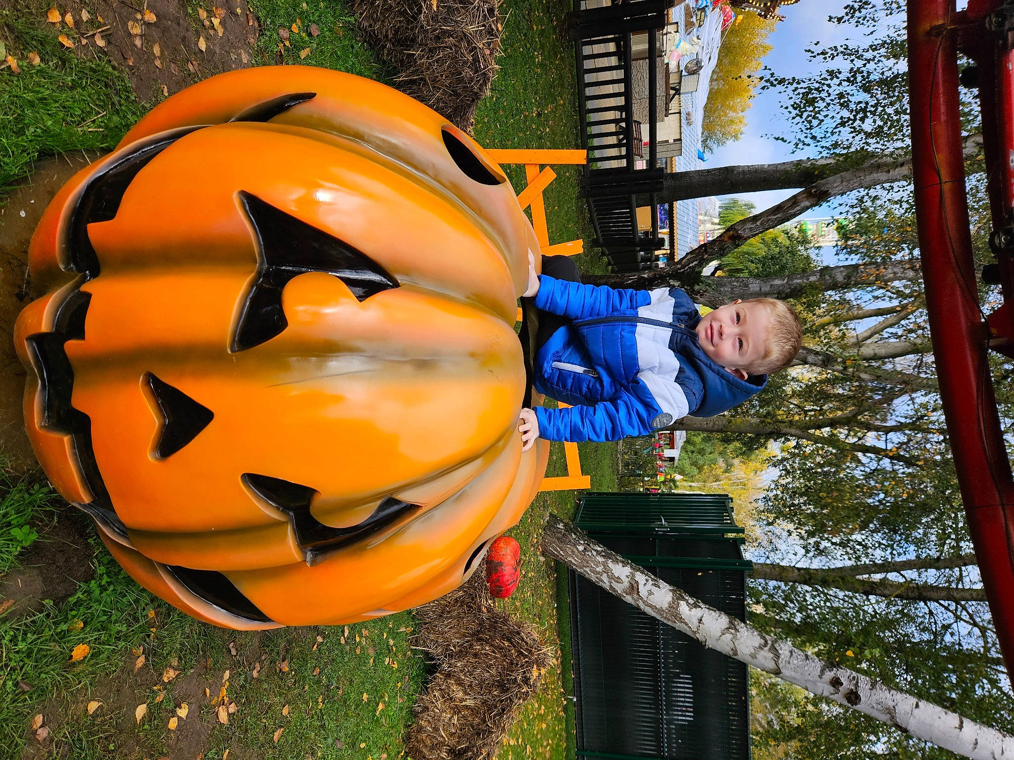 Lenzo a rejoint le concours — aidez-le/la à gagner de superbes lots ! art, bicycle_helmet, calabaza, electric_blue, fun, grass, hat, helmet, jack_o_lantern, joy, leisure, person, personal_protective_equipment, plant, pumpkin, recreation, sculpture, sky, sports_gear, toy