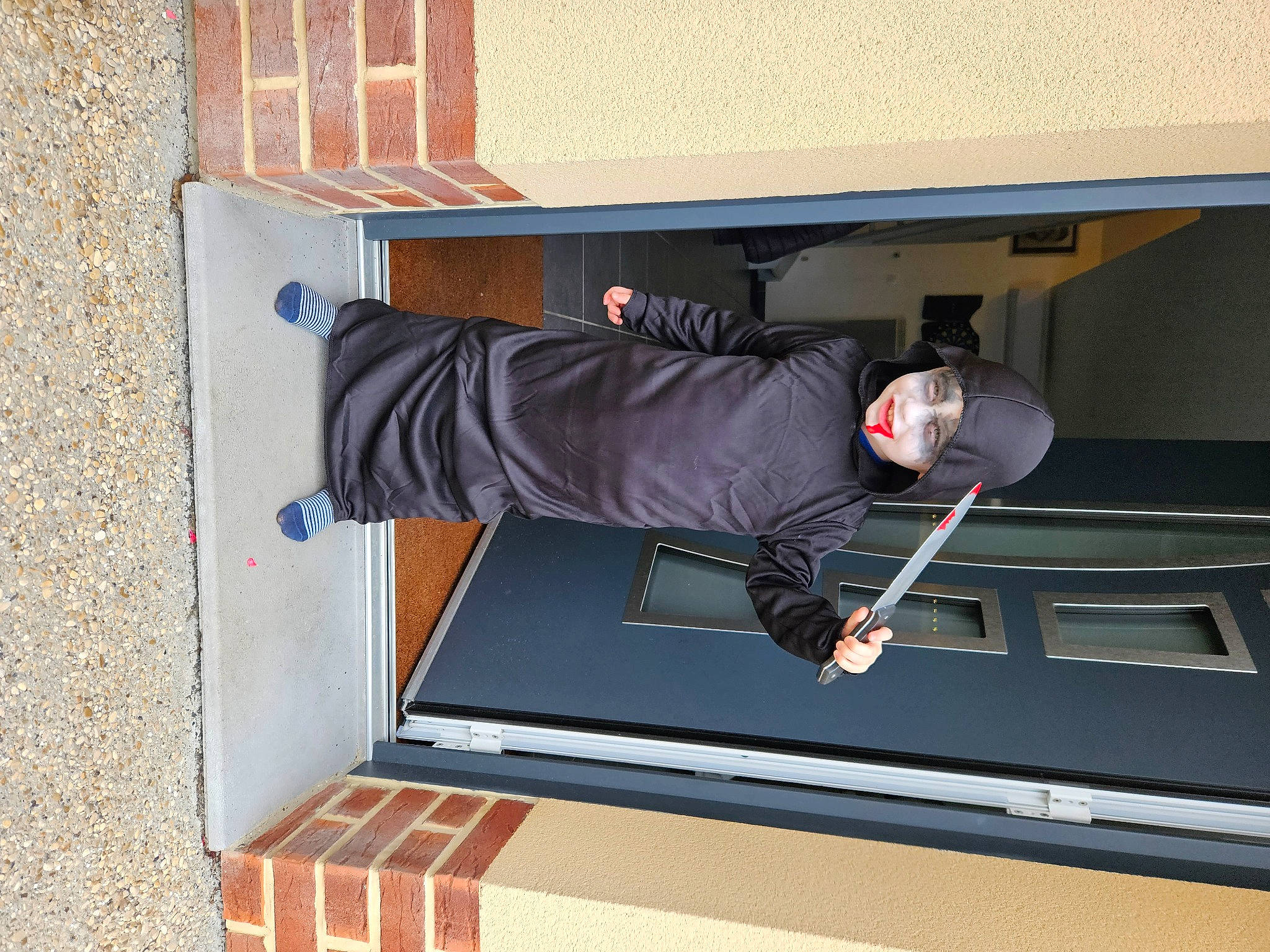 Lenzo a rejoint le concours — aidez-le/la à gagner de superbes lots ! automotive_exterior, comfort, composite_material, door, elbow, fixture, hat, headwear, jacket, machine, person, rectangle, sleeve, vehicle_door, walking_shoe, window, windshield, wood