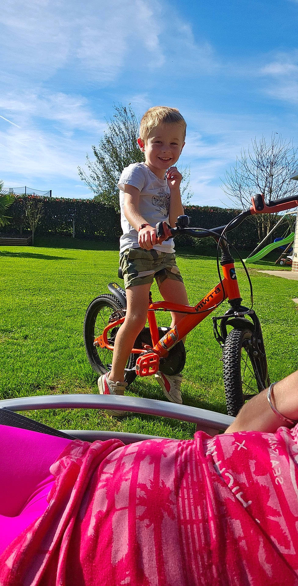 Lenzo participe au concours pour gagner de l'argent avec cette photo : automotive_tire, bicycle, bicycle_accessory, bicycle_fork, bicycle_frame, bicycle_handlebar, bicycle_part, bicycle_saddle, bicycle_tire, bicycle_wheel, bicycles_equipment_and_supplies, cloud, grass, joy, leisure, person, shorts, sky, tire, tree