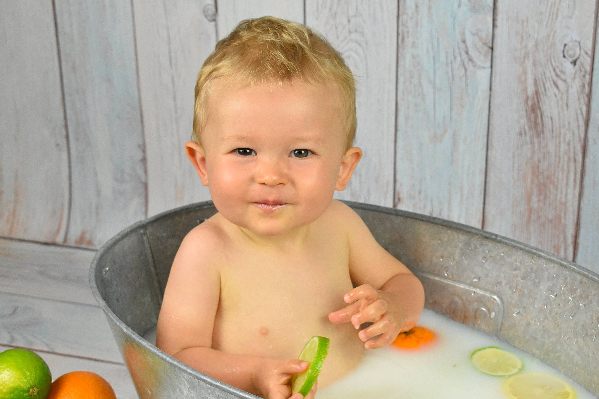 Maylon a rejoint le concours — aidez-le/la à gagner de superbes lots ! baby, bathing, bitter_orange, calamondin, child, citric_acid, food, fruit, grapefruit, iris, joy, mandarin_orange, meyer_lemon, natural_foods, nose, person, plant, rangpur, skin, tangerine