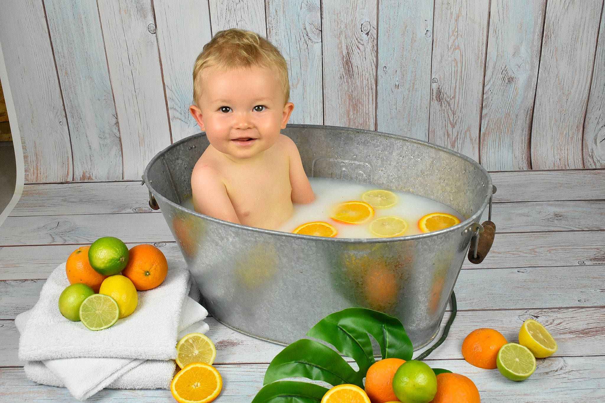 Maylon participe au concours pour gagner de l'argent avec cette photo : calamondin, citric_acid, citrus, clementine, dishware, food, fruit, grapefruit, green, ingredient, joy, mandarin_orange, natural_foods, orange, person, plant, rangpur, serveware, tableware, tangerine