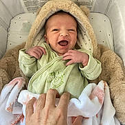 Lorenzo a rejoint le concours — aidez-le/la à gagner de superbes lots ! baby, newborn, smiling, blanket, hand, green_clothing, plush, cozy, infant, indoor, cute, happy, person, soft, fabric, wrapped, lying_down, child, text, background