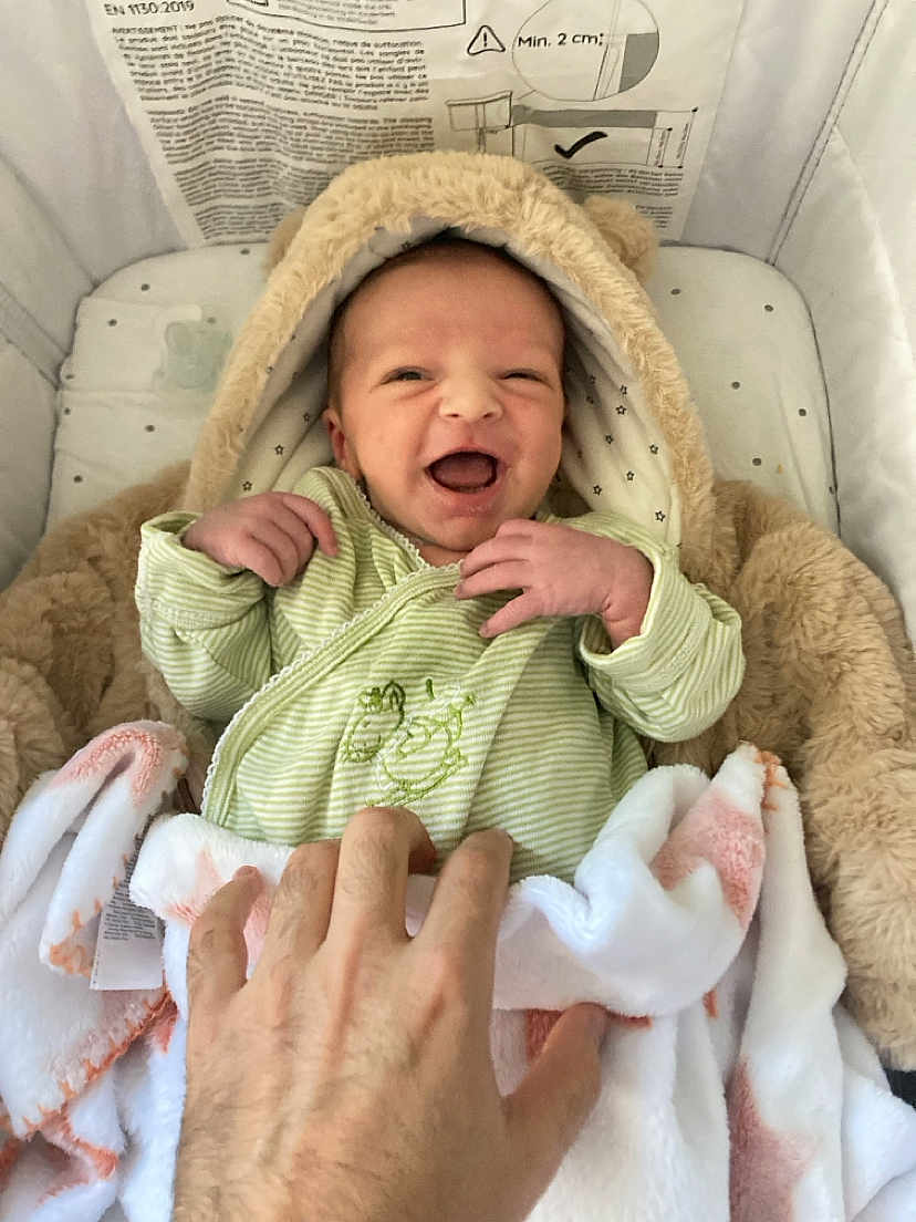 Lorenzo a rejoint le concours — aidez-le/la à gagner de superbes lots ! baby, newborn, smiling, blanket, hand, green_clothing, plush, cozy, infant, indoor, cute, happy, person, soft, fabric, wrapped, lying_down, child, text, background