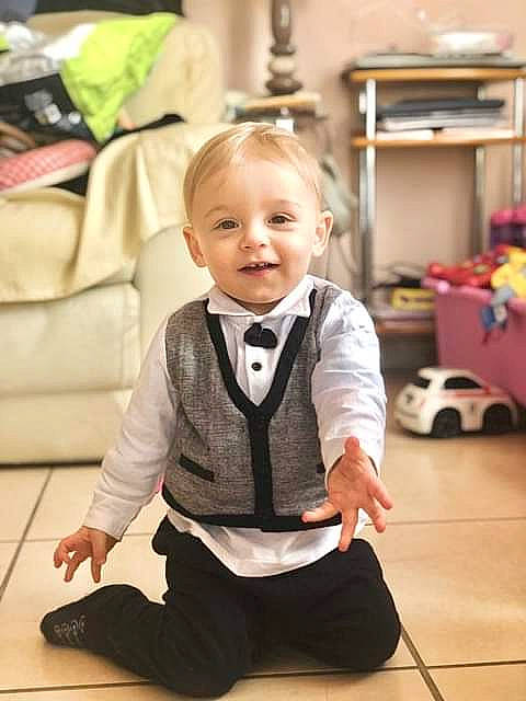 Noa a rejoint le concours — aidez-le/la à gagner de superbes lots ! baby, blazer, bow_tie, child, child_model, clothing, formal_wear, male, outerwear, person, room, school_uniform, sitting, sleeve, suit, tie, toddler, tuxedo, uniform, vest