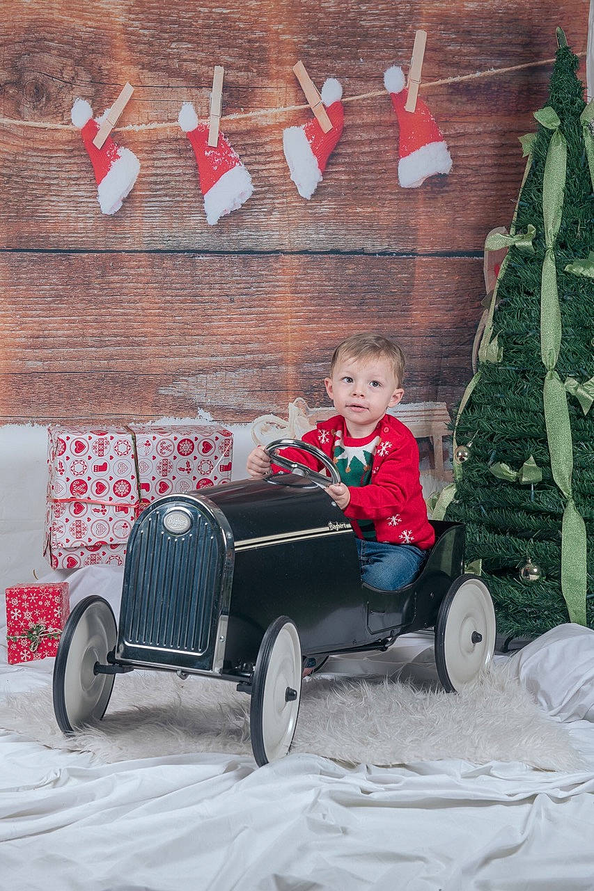 Kaïs participe au concours pour gagner de l'argent avec cette photo : art, automotive_design, automotive_tire, christmas_tree, classic, classic_car, evergreen, kit_car, motor_vehicle, person, photograph, plant, riding_toy, snapshot, tire, toddler, tree, vehicle, wheel, white