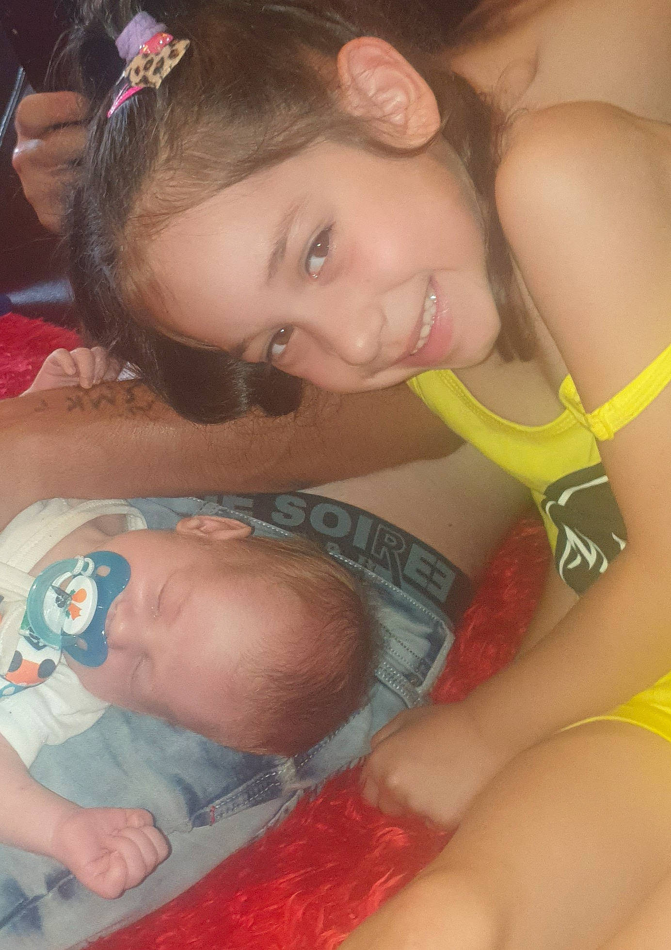 Kelly a rejoint le concours — aidez-le/la à gagner de superbes lots ! baby, cheek, chest, child, eyebrow, face, facial_expression, finger, hairstyle, happy, head, iris, joy, lip, mouth, muscle, nose, organ, person, skin