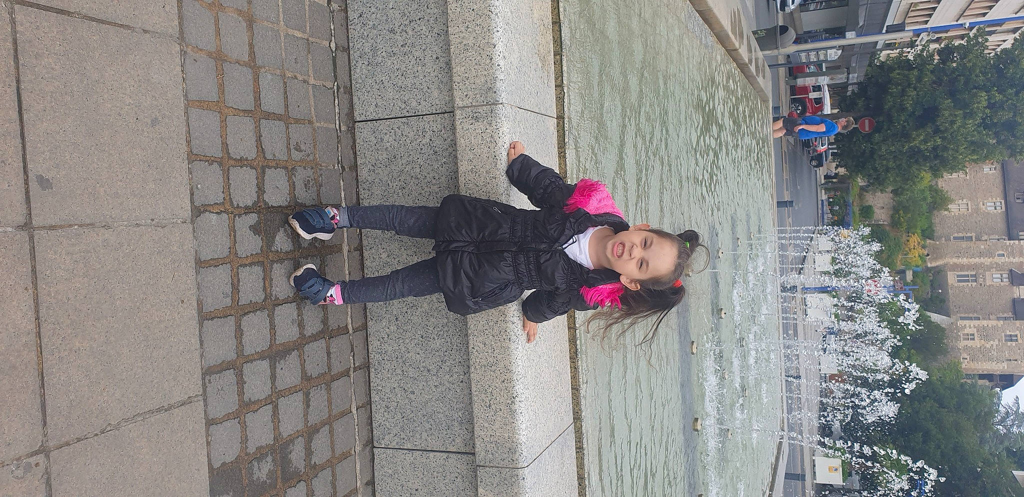 Kelly a rejoint le concours — aidez-le/la à gagner de superbes lots ! anger, boot, city, facade, flooring, fun, human_leg, magenta, pattern, pedestrian, person, pink, plant, purple, recreation, road, road_surface, sidewalk, street, thigh