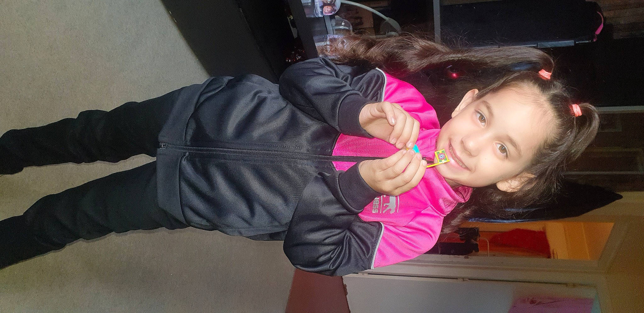 Kelly a rejoint le concours — aidez-le/la à gagner de superbes lots ! cheek, eyelash, fun, gesture, happy, joy, lipstick, magenta, mouth, person, sitting, smile, throat, thumb, wrist