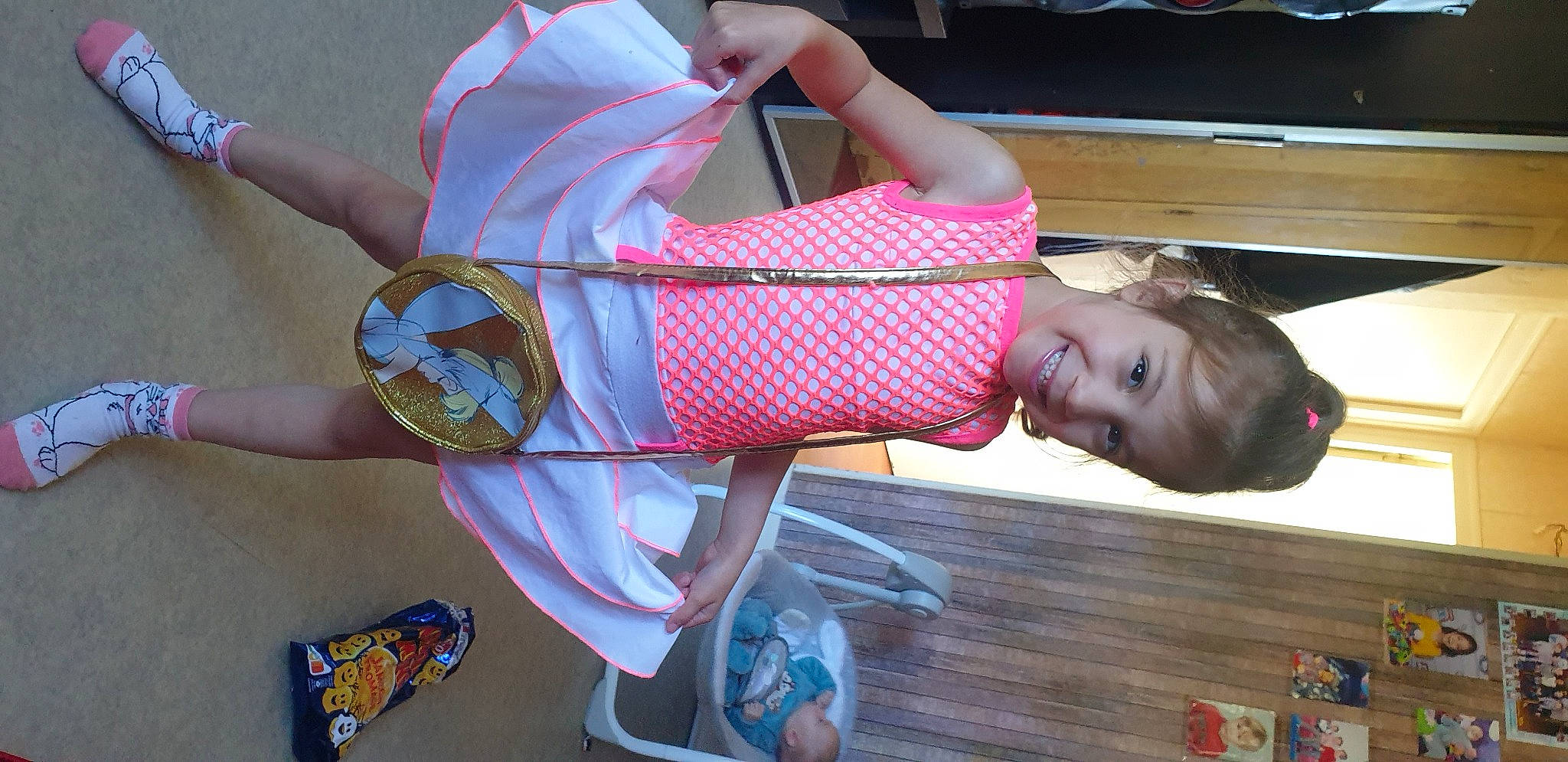 Stacy a rejoint le concours — aidez-le/la à gagner de superbes lots ! abdomen, blurred, costume, dress, elbow, eyewear, fashion_accessory, fun, happy, hat, human_leg, joy, knee, leisure, pattern, person, sandal, smile, sunglasses, thigh