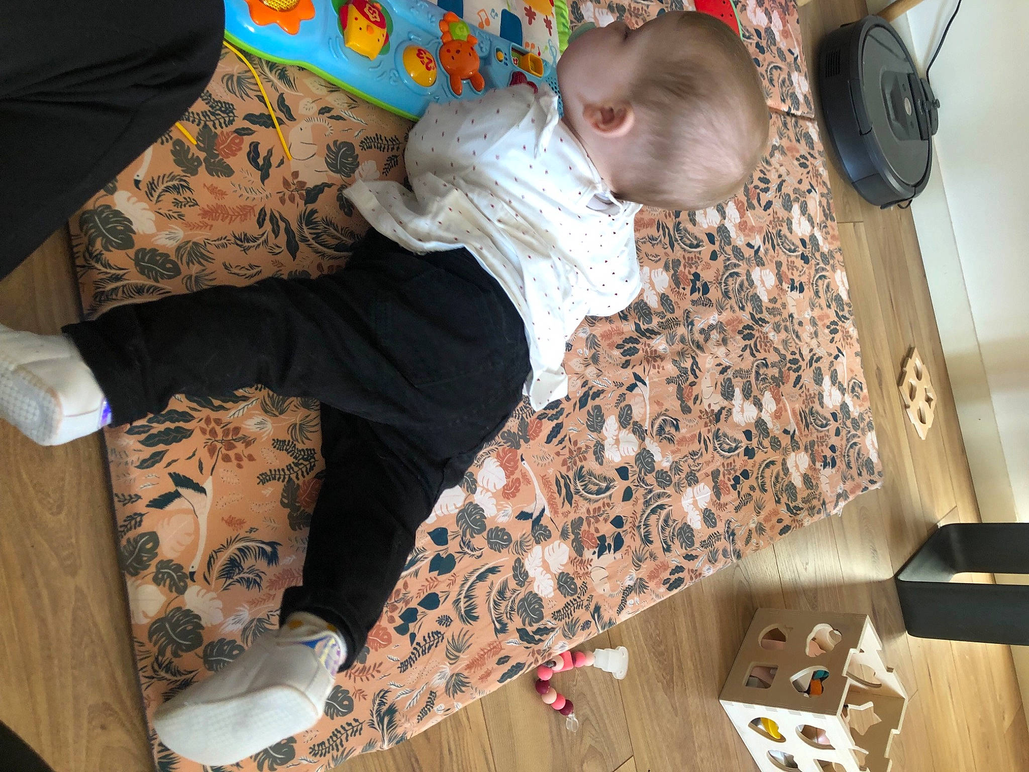 Ambre a rejoint le concours — aidez-le/la à gagner de superbes lots ! baby, eyewear, fashion, flooring, foot, fun, happy, human_leg, joint, knee, leisure, pattern, person, room, sitting, sleeve, textile, thigh, toddler, tree