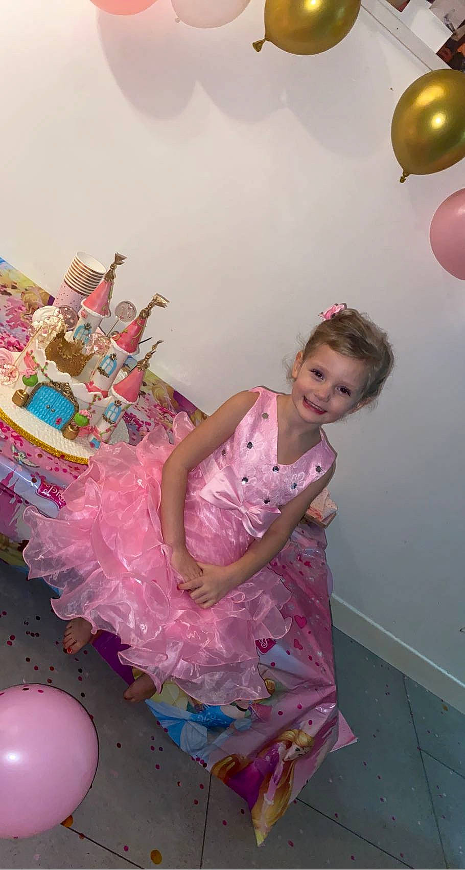 Mylena a rejoint le concours — aidez-le/la à gagner de superbes lots ! art, baby_toddler_clothing, balloon, child, dress, event, fashion_design, fun, happy, icing, joy, magenta, party_supply, person, pink, purple, room, smile, sweetness, toddler