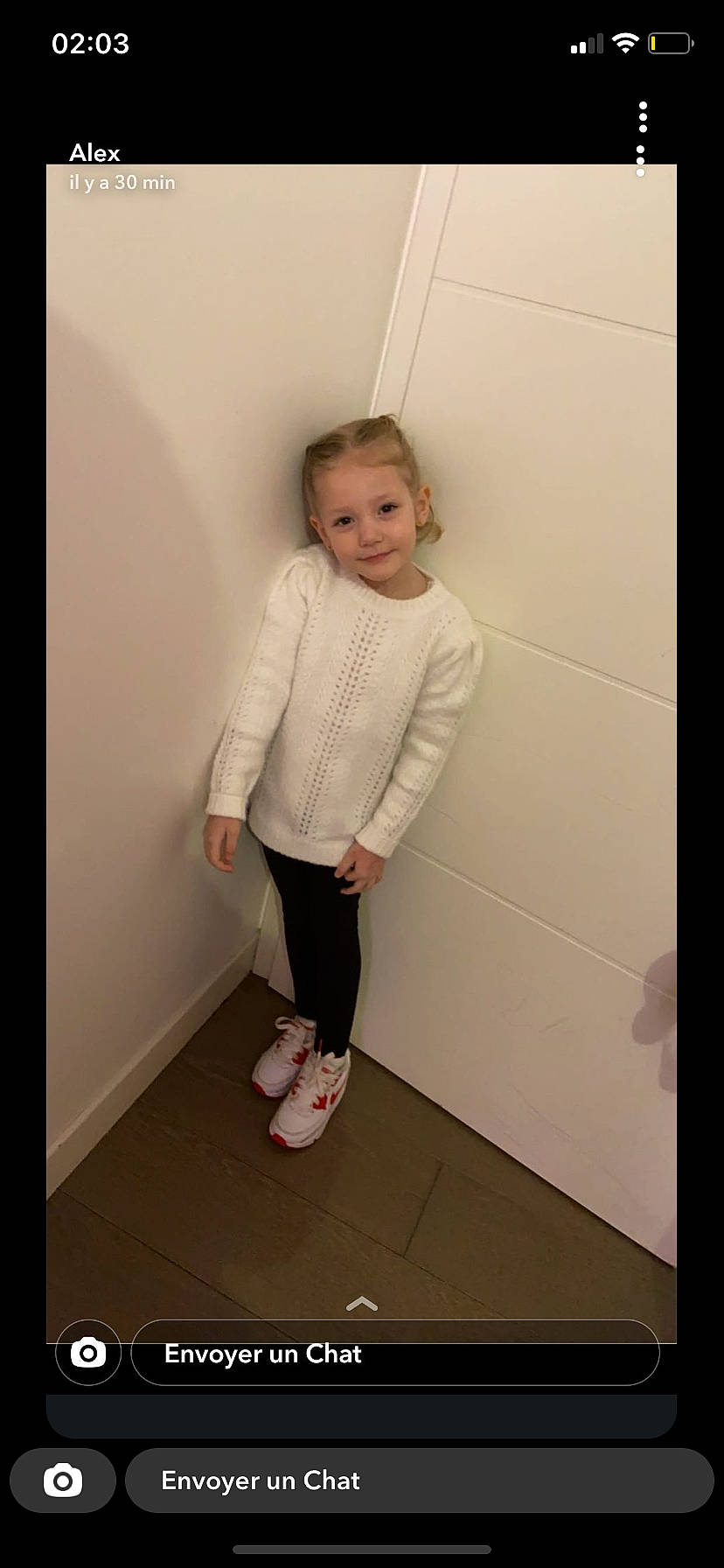 Mylena a rejoint le concours — aidez-le/la à gagner de superbes lots ! arm, fashion_design, flooring, foot, human_body, human_leg, joy, knee, magenta, neck, pattern, person, room, sandal, skin, sleeve, smile, sock, t_shirt, thigh