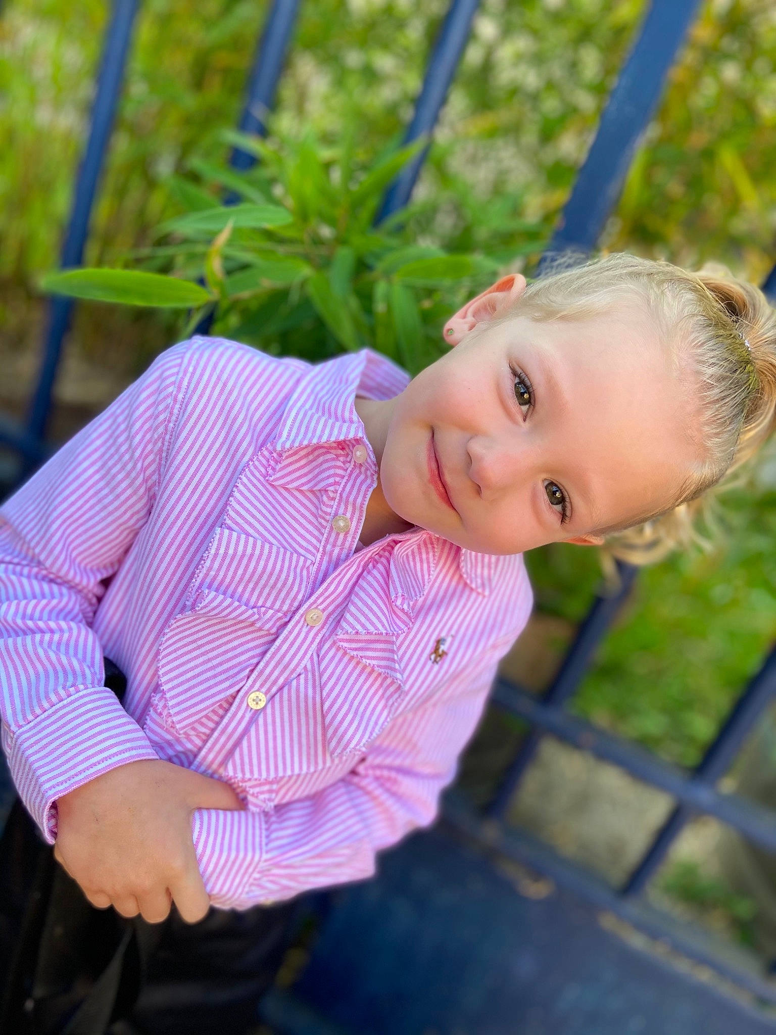 Mylena a rejoint le concours — aidez-le/la à gagner de superbes lots ! blue, child, dress_shirt, fun, grass, happy, joy, leisure, lip, pattern, people_in_nature, person, plaid, plant, recreation, sitting, skin, smile, tartan, toddler