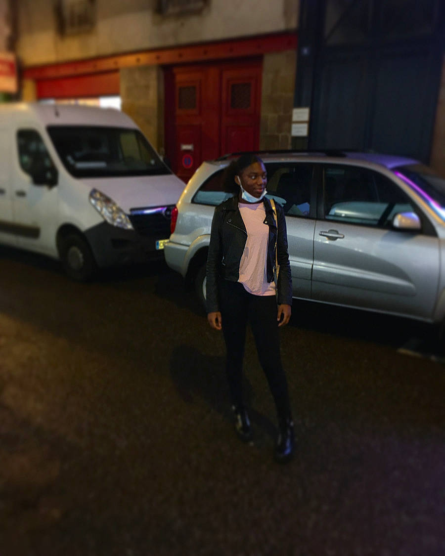 Céline a rejoint le concours — aidez-le/la à gagner de superbes lots ! automotive_side_view_mirror, car, city_car, compact_van, family_car, full_size_car, hubcap, land_vehicle, light_commercial_vehicle, luxury_vehicle, mid_size_car, minivan, motor_vehicle, person, sedan, street_fashion, van, vehicle, vehicle_door