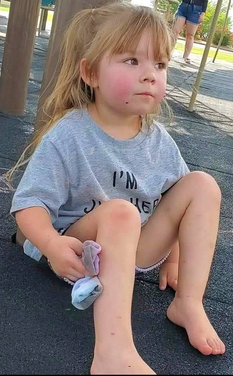 Braylyn is registered to the contest to win money with this photo: cool, face, facial_expression, finger, grass, hairstyle, happy, joint, knee, lip, people, person, pink, shoulder, skin, sleeve, snapshot, textile, thigh, toddler