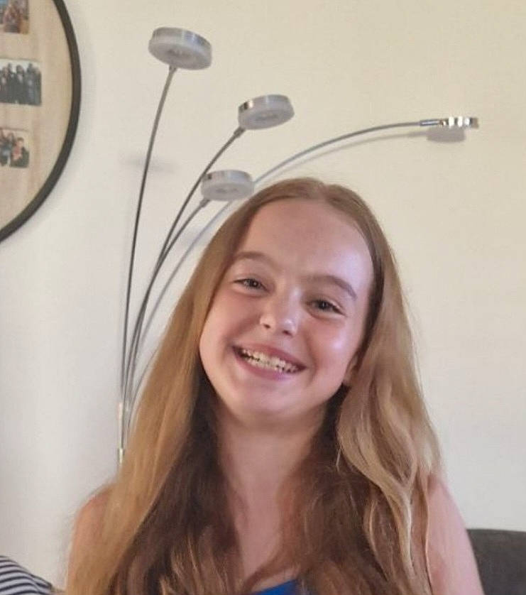 Elona a rejoint le concours — aidez-le/la à gagner de superbes lots ! audio_equipment, brown_hair, ceiling, circle, ear, earrings, event, eye, eyebrow, eyelash, fashion_accessory, fun, hair_accessory, happy, iris, jaw, joy, long_hair, makeover, person